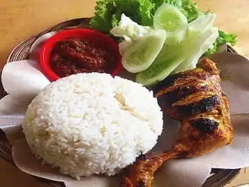 Ayam Bakar Dan Soto Ayam Bu Nur, Hankam