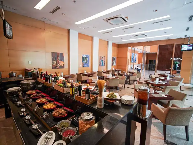 Gambar Makanan The Café - Marriott Executive Apartments 3