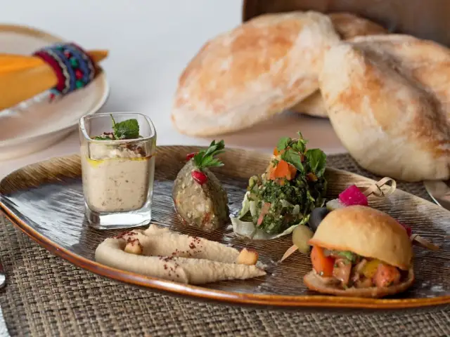 Gambar Makanan Al Nafoura Lebanese Restaurant 1