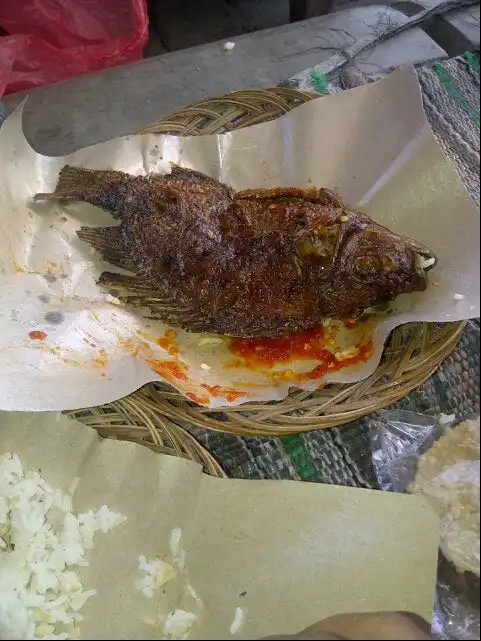 lesehan ayam bakar "barokah" Simpang lima Gumul
