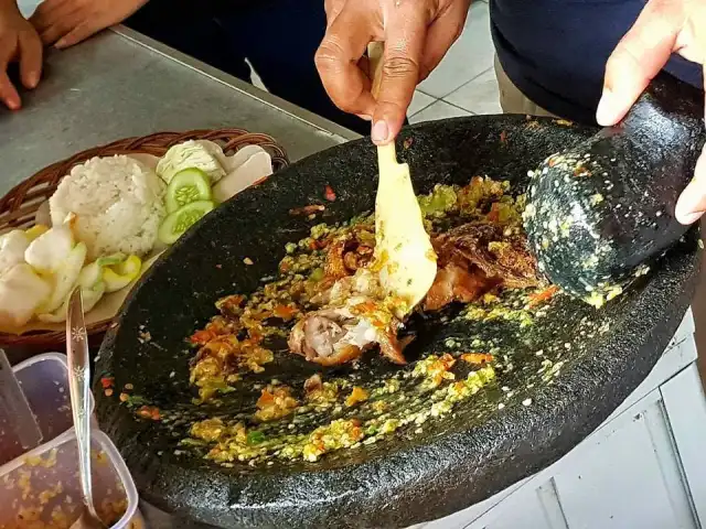 Gambar Makanan Ayam Gebuk Mbah Gembul 7