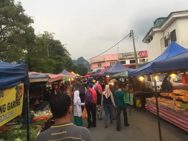 Pasar Malam Pekan Razaki