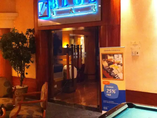 Gambar Makanan Blue Bar - Lumire Hotel 4