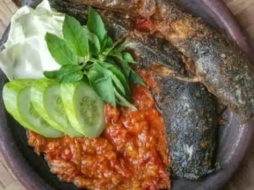 Lesehan Ayam Dan Lele Goreng MBOKNE FADHIL, Bantul