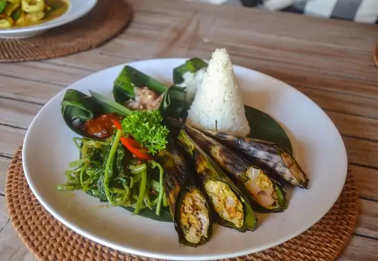 Gambar Makanan Poleng Beachfront Restaurant 2