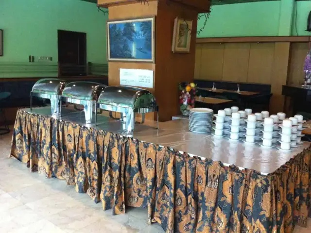 Gambar Makanan Alpine Hotel Restaurant 5