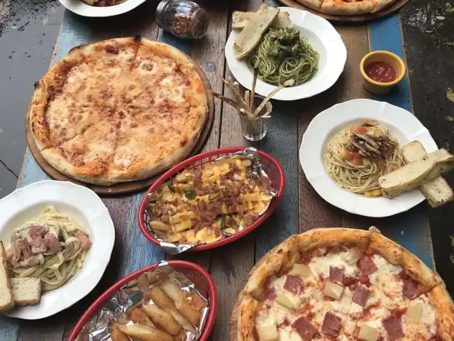 Pomodoro Pizza & Pasta Kitchen Food Photo 13