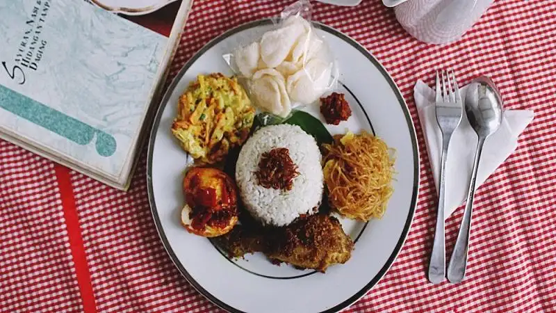 Warung Bu Nina (Nasi Uduk, Lonsay, Soto Mie), BCF