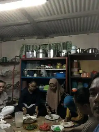 Warung Zam dan Kelulut