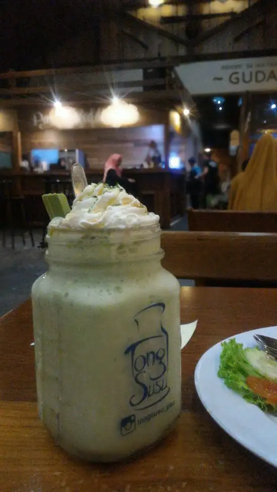 Gambar Makanan Tong Susu Cafe 3