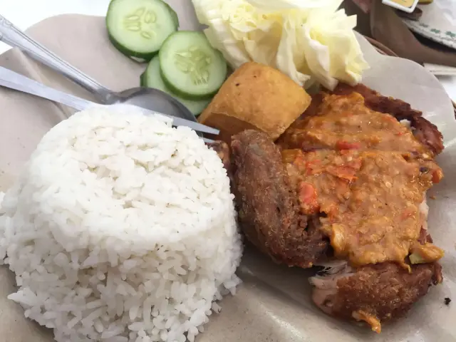 Gambar Makanan Ayam Gepuk Sambal Bawang Pak Gembus 12