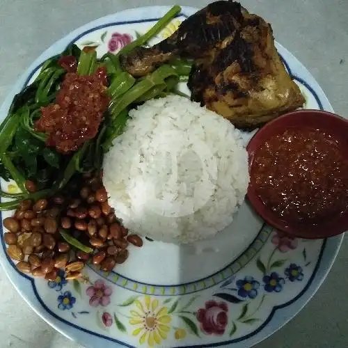 Gambar Makanan Ayam Bakar, Mie, Burger Wr. 3 Nona Manis, Denpasar 3