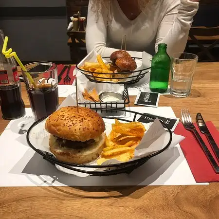 Mengoli Burgers Steak Fries'nin yemek ve ambiyans fotoğrafları 30