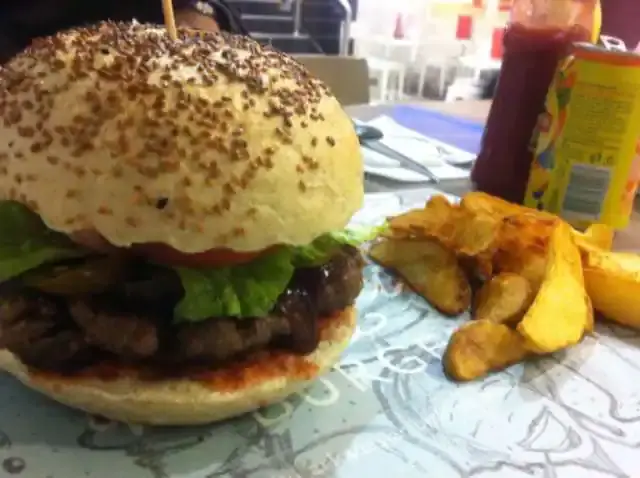 Friends & Burgers'nin yemek ve ambiyans fotoğrafları 7