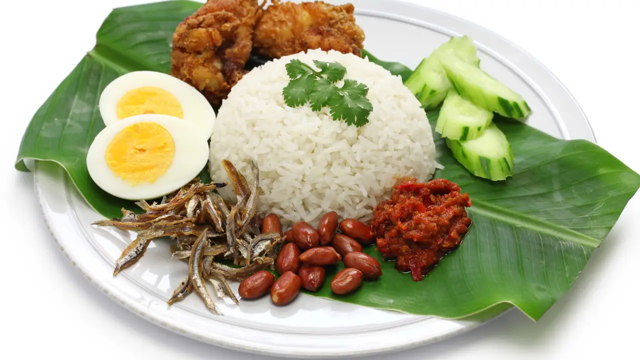 NASI LEMAK BERLAUK DIJAMIN SEDAP