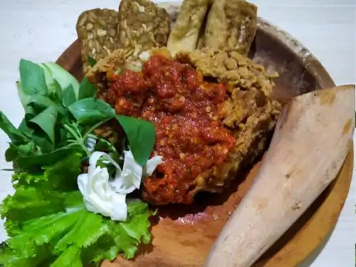 Ayam Geprek & Mie Padeh Dapur Tetangga, Taman Sar