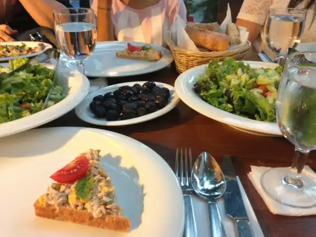 Yeniköy Balıkçı Bülent Kaptan Restaurant'nin yemek ve ambiyans fotoğrafları 3