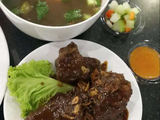 Gambar Makanan Sop Buntut Ibu Henny 10