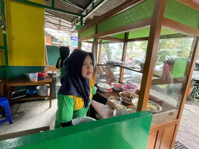 Gambar Makanan Soto Seger Mbok Giyem 10