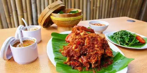 Ayam Betutu Ibu Nia (Cab. Merdeka), Pendidikan