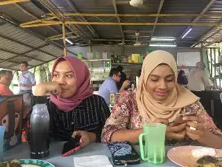 Kedai Makan Bawah Pokok