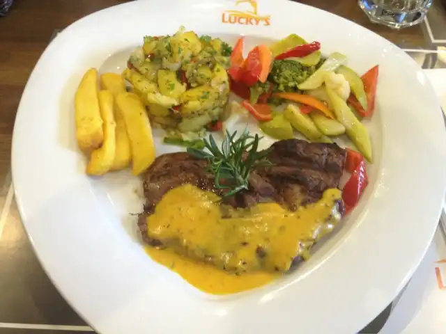 Western Lucky's Cafe & Bistro'nin yemek ve ambiyans fotoğrafları 9