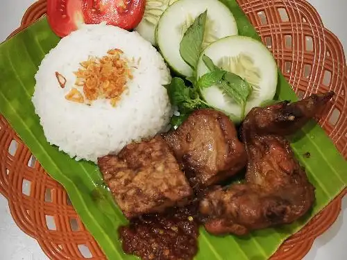 Warung Tanu Special Lalapan Baceman, Grand Mutiara Regency D12 Beji Junrejo Batu