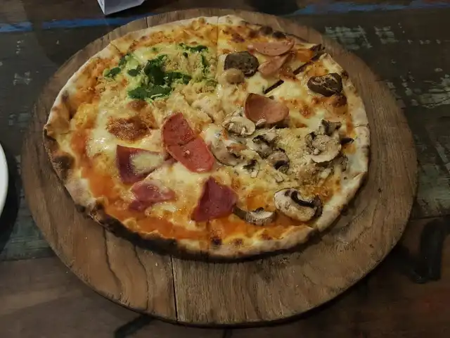 Gambar Makanan Warung PePe Wood Fired Pizza & Pasta 16