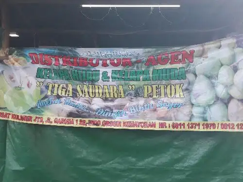 Distributor - Agen Kelapa Hijau & Kelapa Muda TIGA SAUDARA  PETOK 