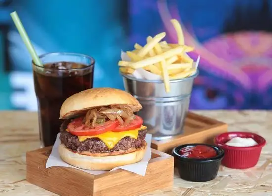 Eat Box Burgers & More'nin yemek ve ambiyans fotoğrafları 1