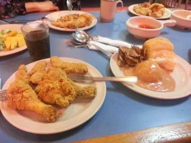 Hartz Chicken Buffet Food Photo 3