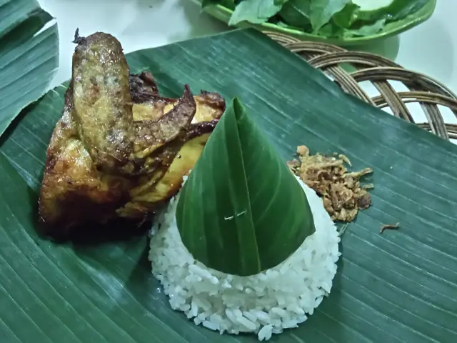 Gambar Makanan Nasi Uduk Daun Pisang 1