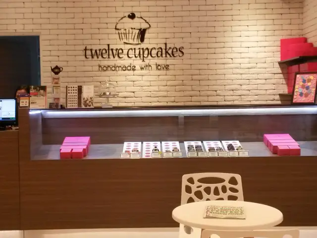 Twelve Cupcakes Food Photo 5