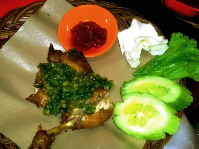 Gambar Makanan Ayam Penyet Rawit Ijo dan Bebek Tepi Jalan 5