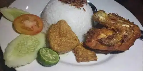 Ayam Bakar, Stasiun Juanda