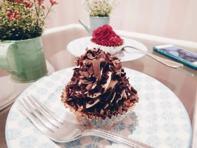 Vanilla Cupcake Bakery Food Photo 8