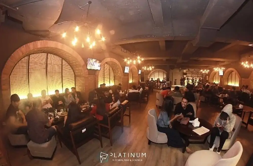 Platinum Kitchen, Bar dan Lounge