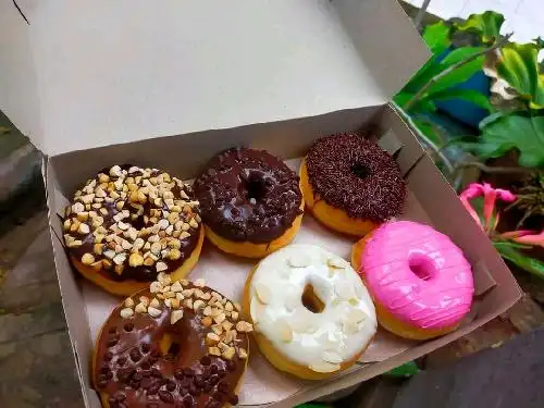 DONUTS, PIZZA & BURGER GORENG, "Pak CholiQ"