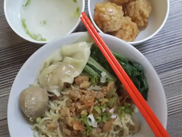 Gambar Makanan Warung Bakmi Gerobak Kuning 10