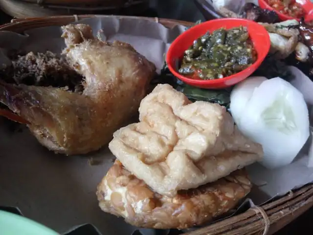 Gambar Makanan Ayam Goreng Lombok Idjo 5