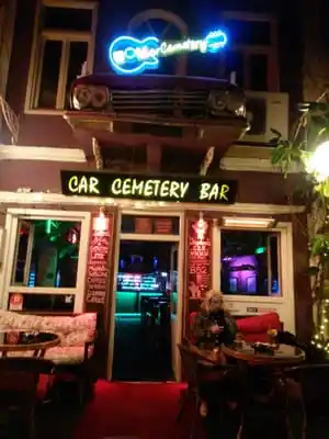 Car Cemetery Bar'nin yemek ve ambiyans fotoğrafları 5