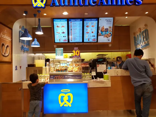 Gambar Makanan Auntie Anne's 9