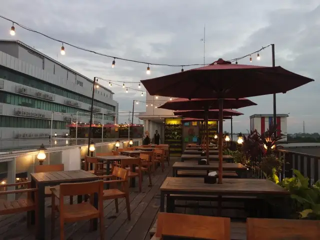 Gambar Makanan Equatore Rooftop Cafe 9