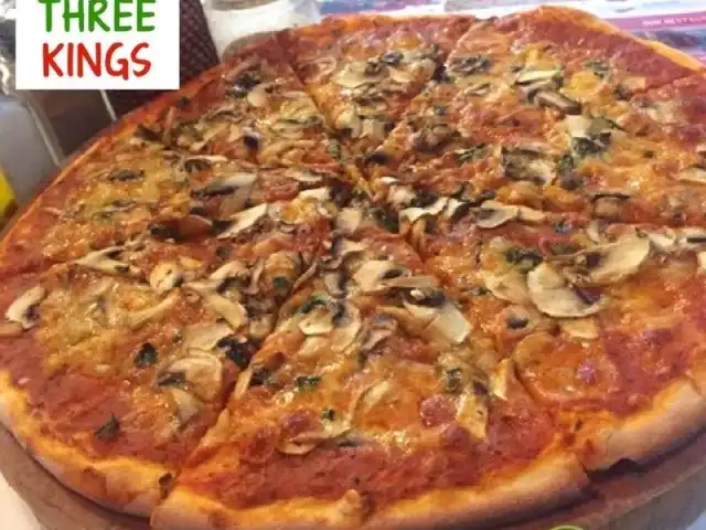 Gambar Makanan Three Kings Pizza 16